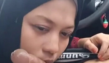 HIJAB Pegawai Apotek Nyepong Di Mobil