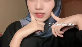 MIKA RUKA Hijab Ngangkang Ngocok