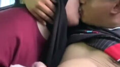 HIJAB Nyepong Dan Ngocokin Di Mobil